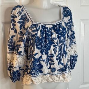 CHRISTIAN SIRIANO BLUE & WHITE FLORAL PATTERN TOP BLOUSE WITH CROCHET TRIM SZ L